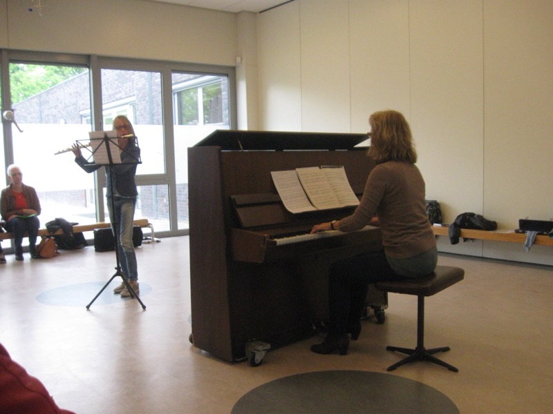 Kind krijgt pianoles