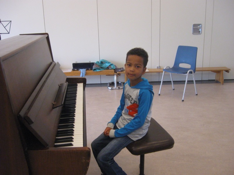 Volwassene leert piano spelen